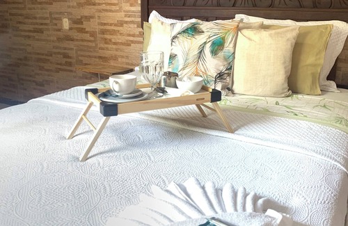 Jabaquara Cabin | Suite 5 minutes from the beach in a cozy house with pool and garage.nn
