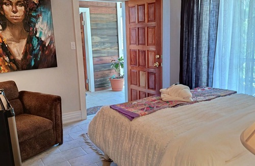 Caye Caulker House | Suite 5 (Queen Bed)