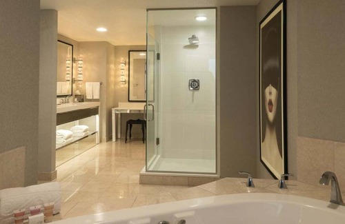 Las Vegas House | Suite + Connecting Room at a 4⭐️ Hotel