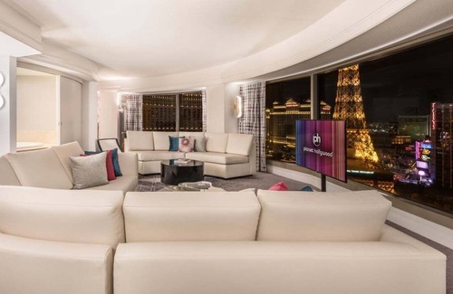 Las Vegas House | Suite + Connecting Room at a 4⭐️ Hotel