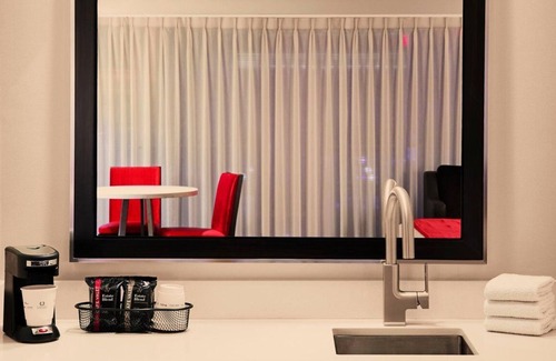Las Vegas House | Suite + Connecting Room at a 4⭐️ Hotel