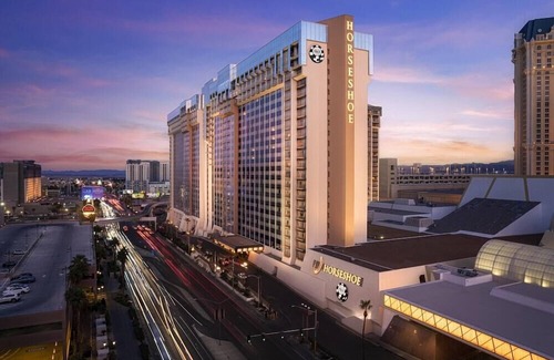 Las Vegas House | Suite + Connecting Room at a 4⭐️ Hotel