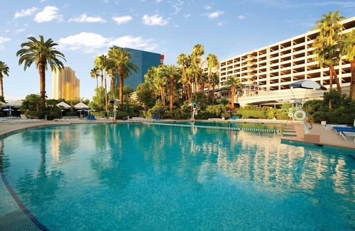 Las Vegas House | Suite + Connecting Room at a 4⭐️ Hotel