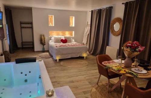 Saint-Prix House | Suite de charme avec JACUZZI illimité et jardin privatif