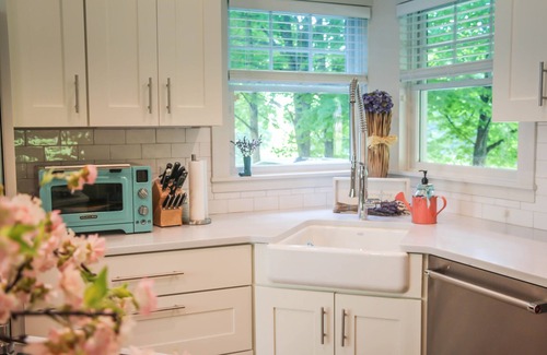 Suttons Bay House | Suite Dreams of Suttons Bay, Beach Access & Hot Tub!