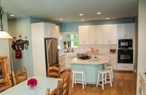 Suttons Bay House | Suite Dreams of Suttons Bay, Beach Access & Hot Tub!