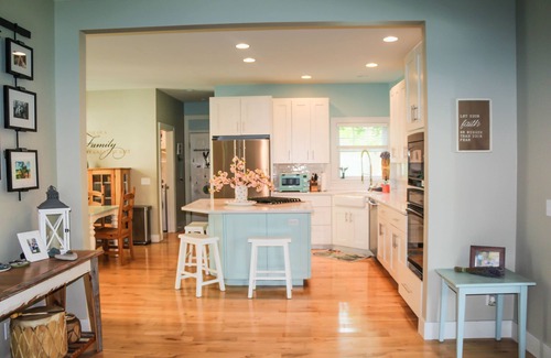Suttons Bay House | Suite Dreams of Suttons Bay, Beach Access & Hot Tub!