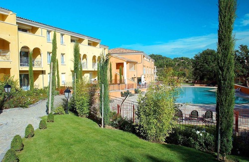 Greoux-les-Bains Condo | Suite Equipée | Accès 3 Piscines + Bain à Remous!