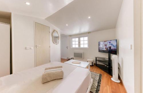 Vaujours Ski Chalet | Suite Loveroom Close to CDG and Disneyland Paris