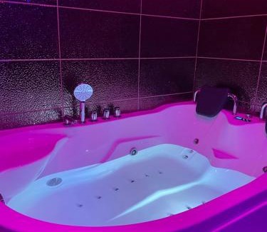 Ostviertel Apartment | Suite mit Whirlpool, Sauna, Pole Dance und mehr