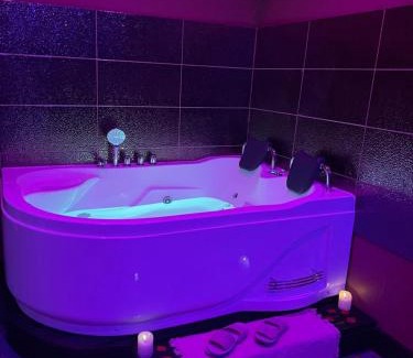 Ostviertel Apartment | Suite mit Whirlpool, Sauna, Pole Dance und mehr
