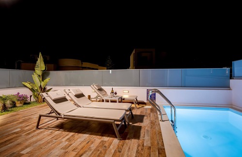 Agia Marina House | Suite n.1 with private pool & yard