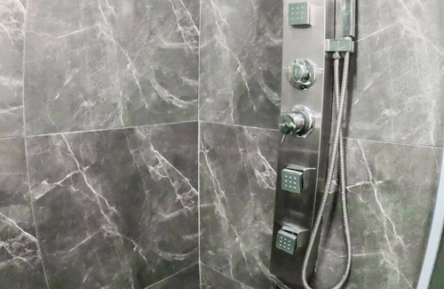Chancay House | Suite Con Ducha Hidromasaje by BlueThreeHotel 3✨️ a 7min de la Plaza de Chancay.