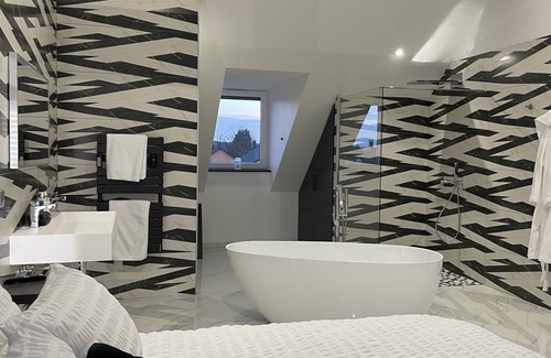 Roye Bed & Breakfast | Suite Pleine Lune luxury serenity, outdoor jacuzzi-waterfall shower-island bathtub