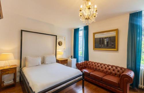 Nyons Bed & Breakfast | Suite Royale- SPA - Jacuzzi - Sauna - Massage - 2 Double Rooms - 4 SAISONS - Piscine Chauffée Toute l'année - POOL VIEW - Heated POOL -800m City Centre