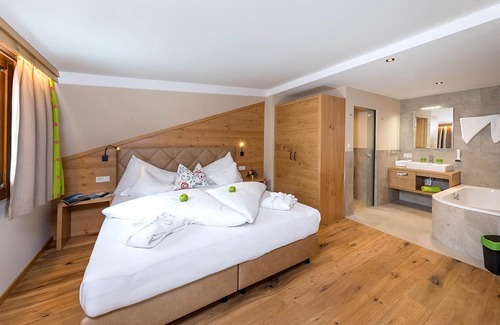 Zell am See Hotel | Suite, shower or bath, toilet, 2 bedrooms - Zum Hirschen, Hotel