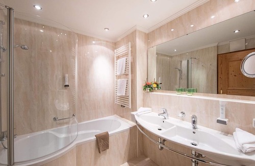 Zell am See Hotel | Suite, shower or bath, toilet, 2 bedrooms - Zum Hirschen, Hotel