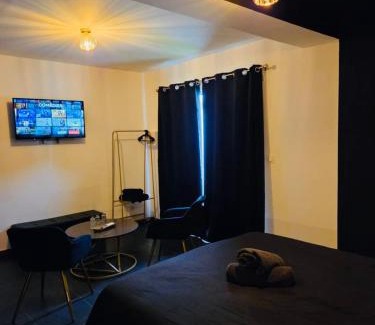 Port-Saint-Louis-du-Rhone Apartment | Suite with private Jacuzzi