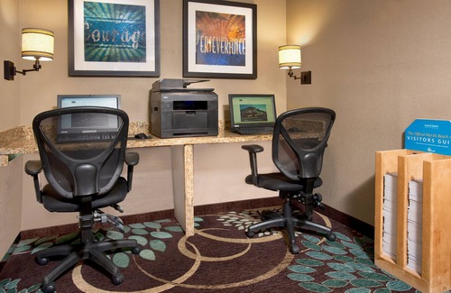 Fantasy Harbor Condo | Suite with Full Kitchen Near the Sky Wheel | Hot Breakfast, Pool + More!