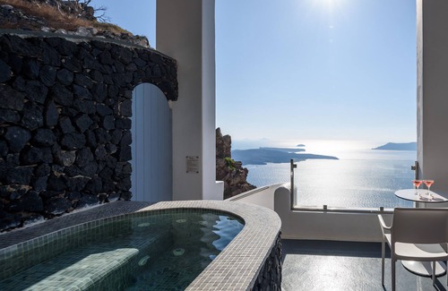 Imerovigli House | Suite with Hot tub at Pegasus Suites & Spa