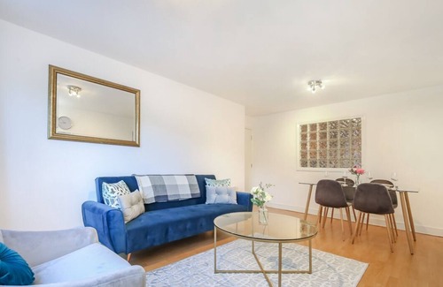 West Hendon Apartment | Suites by Rehoboth ★ The Hyde ★ London Zone 3