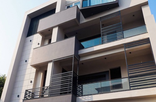 Varanasi Apartment | Sukoon Stay - Spacious 3-bedroom apartment with WiFi, AC in Spiritual Varanasi