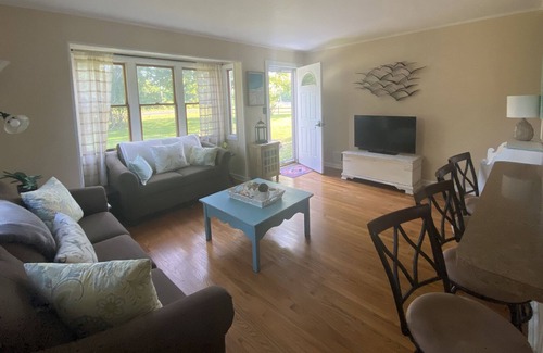 Town of East Hampton Cottage | Summer Cottage -Walking dist. to the Beach & Town!