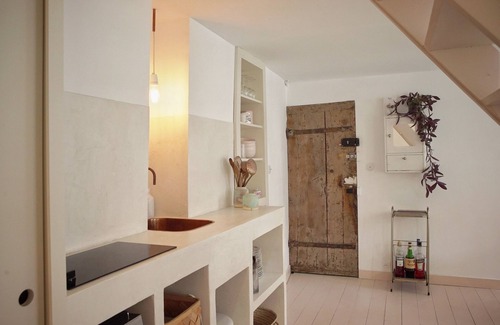 Quartier de la Roquette Apartment | Summer light: architect’s nest between rooftops