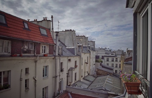 Quartier de la Roquette Apartment | Summer light: architect’s nest between rooftops