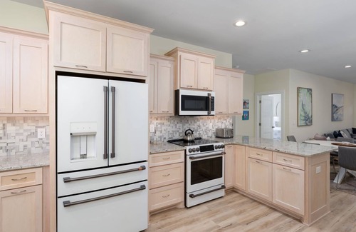 Long Beach House | Summer Lovin' - Cutest Peach Beach House in Oak Island! Walk to Beach! Sleeps 8!