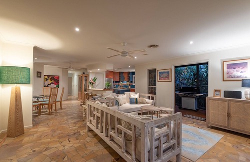 Sunshine Beach House | "Summer Salt" @ Sunshine + Pets & HEATED POOL 150m to the beach!