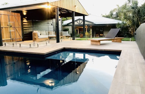Sunshine Beach House | "Summer Salt" @ Sunshine + Pets & HEATED POOL 150m to the beach!
