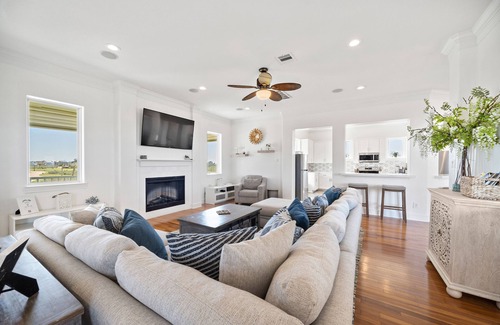 Galveston House | Summer weekends still available at stunning bayside home. 6BR/5BA in Pointe West