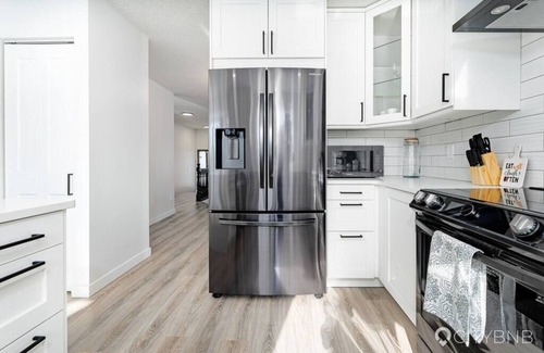 West Edmonton House | Summerlea. Walking distance to WEM. Sleeps 6