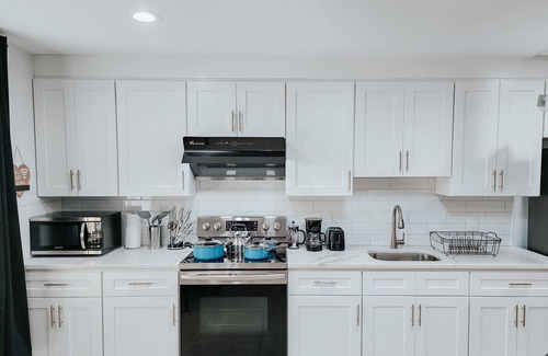 Center City Apartment | Sun/3 King Beds/2 Free Driveway Parking