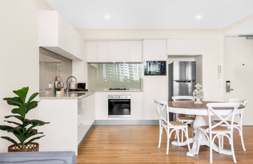 Surfers Paradise Apartment | Sun Drenched Apartment in the Heart of Surfers