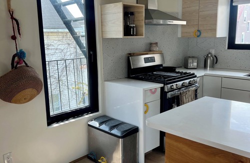 Queens House | SUN FILLED 3-bedroom APARTMENT with WiFi, AC in ROCKAWAY BEACH