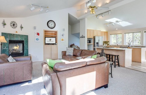 Sunriver House | Sun-filled Home, A/C, Private Hot Tub, Ping Pong, Bikes-SHAG06