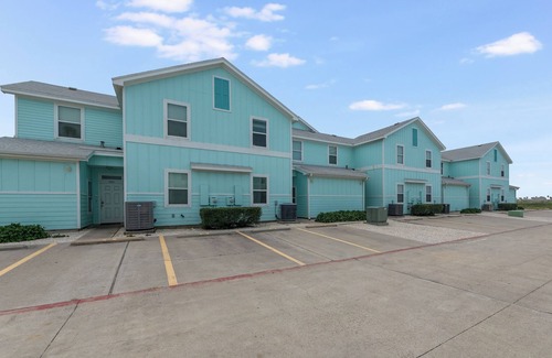 Corpus Christi House | Sun & Fun Condo: Pool, Playground, Room for All!