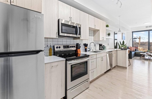 Uptown Apartment | Sun-Kissed Cityscape mins to DT w Gym, BBQ Rooftop