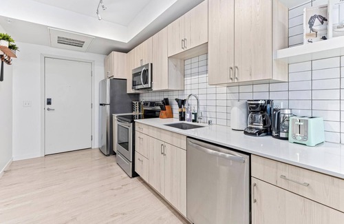 Uptown Apartment | Sun-Kissed Cityscape mins to DT w Gym, BBQ Rooftop