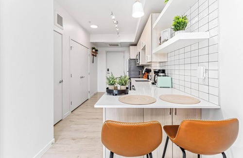 Uptown Apartment | Sun-Kissed Cityscape mins to DT w Gym, BBQ Rooftop