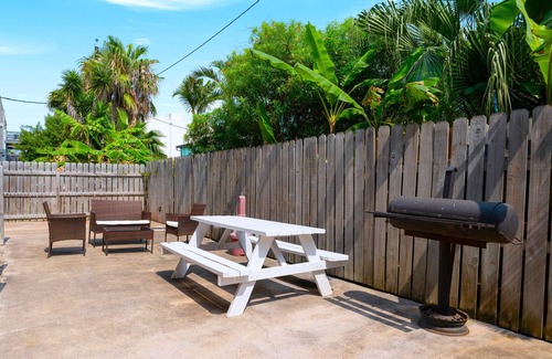 South Padre Island Condo | Sun Ray #1B - Pet Friendly, 3min Walk to Beach