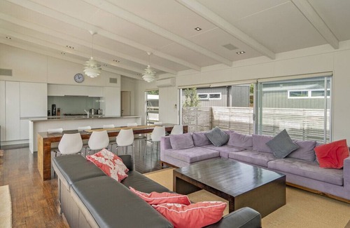 Whangapoua Cottage | Sun Seekers Paradise - Whangapoua Holiday Home