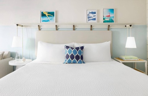 New Town Hotel | Sun, Sip, & Socialize | Island Stay w/2 Pools & Backyard Bash