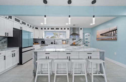 Englewood House | Sun-soaked Beach House Sleeps 12 - Reserve Your Slice of Paradise Today!