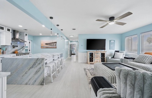 Englewood House | Sun-soaked Beach House Sleeps 12 - Reserve Your Slice of Paradise Today!