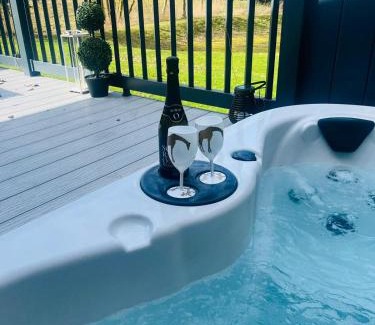 Allerthorpe House | Sunbird Lodge with Hot Tub