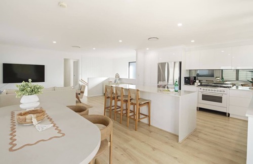 Mermaid Beach House | Sunbrite Breeze Poolside Relaxation by the Sea