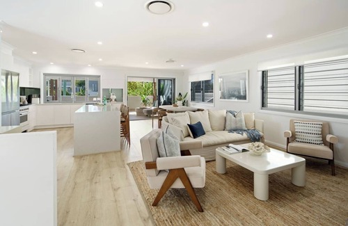 Mermaid Beach House | Sunbrite Breeze Poolside Relaxation by the Sea
